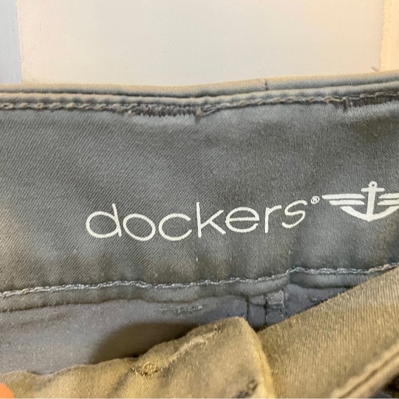 Dockers Gray Capris Sz 8 women's classic Pull on - Picture 4 of 8